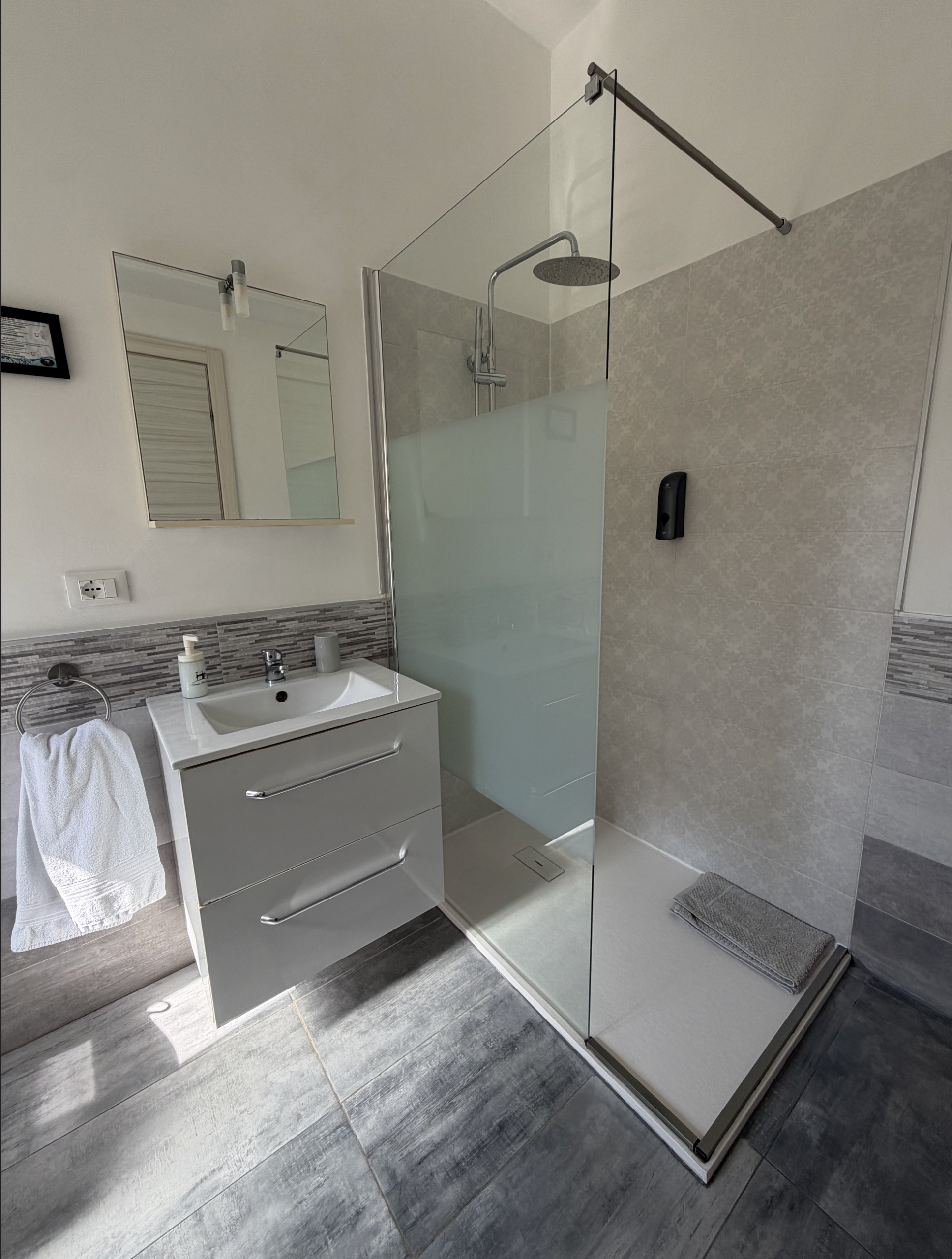 Camera Melograno: il bagno con la doccia