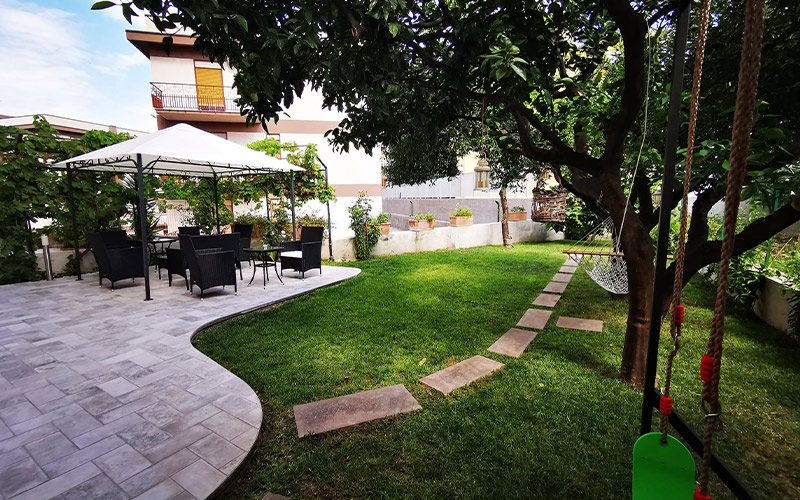 Il giardino con le sedute